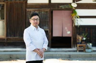In 2017, chef Shinsaku Suzuki moved to the Yatsugatake region of Yamanashi Prefecture with his wife, Emi Ishida, after locating the perfect premises: a splendid 170-year-old traditional Japanese house. In 2017, chef Shinsaku Suzuki moved to the Yatsugatake region of Yamanashi Prefecture with his wife, Emi Ishida, after locating the perfect premises: a splendid 170-year-old traditional Japanese house.