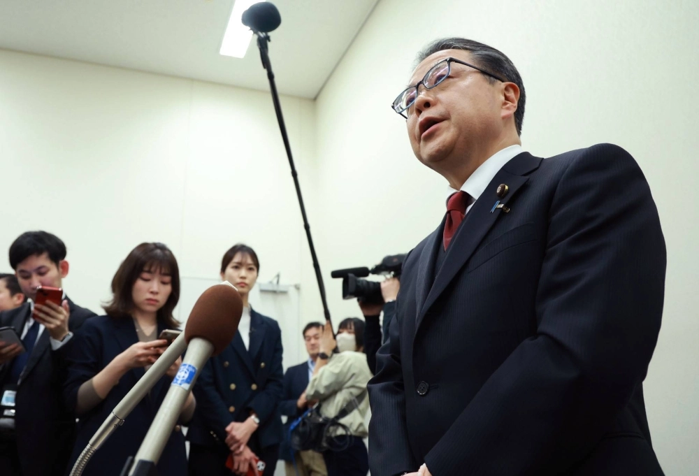 Hiroshige Seko, former Liberal Democratic Party Upper House secretary-general, announces Thursday his intention to leave the LDP after receiving an official recommendation he do so following the party's political funds scandal. Hiroshige Seko, former Liberal Democratic Party Upper House secretary-general, announces Thursday his intention to leave the LDP after receiving an official recommendation he do so following the party's political funds scandal.
