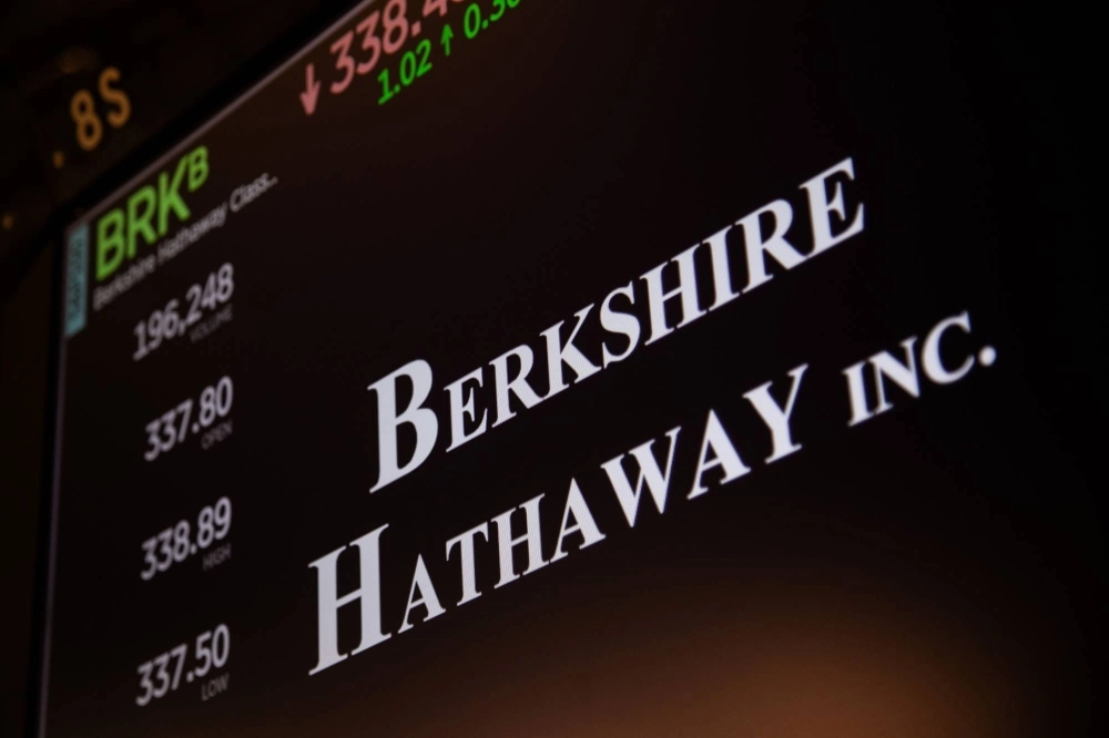 Warren Buffett’s Berkshire Hathaway would be the first major non-financial overseas debt issuer to sell yen bonds after the Bank of Japan last month scrapped the world’s last negative interest rate. Warren Buffett’s Berkshire Hathaway would be the first major non-financial overseas debt issuer to sell yen bonds after the Bank of Japan last month scrapped the world’s last negative interest rate.