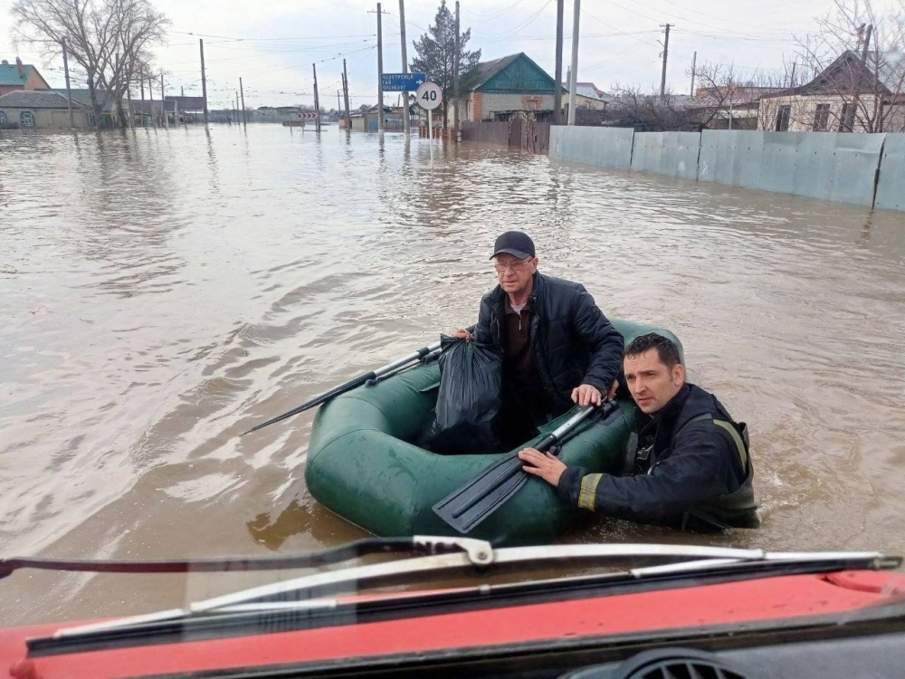 Rescuers cross a flooded street on their way to evacuate residents during a flood in the town of Orsk, southeast of the southern tip of the Ural Mountains on April 6. Rescuers cross a flooded street on their way to evacuate residents during a flood in the town of Orsk, southeast of the southern tip of the Ural Mountains on April 6.