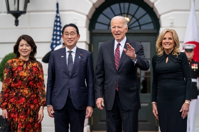 U.S. President Joe Biden waves with Prime Minister Fumio Kishida and his wife, Yuko, as first lady Jill Biden looks on at the White House in Washington on Tuesday. U.S. President Joe Biden waves with Prime Minister Fumio Kishida and his wife, Yuko, as first lady Jill Biden looks on at the White House in Washington on Tuesday.