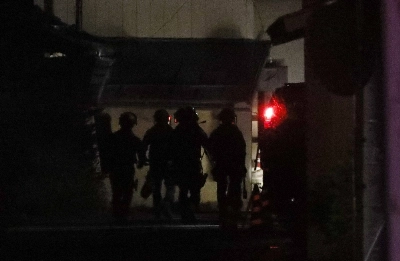 Riot police approach a site where a murder suspect had barricaded himself in Nakano, Nagano Prefecture, on May 26. Riot police approach a site where a murder suspect had barricaded himself in Nakano, Nagano Prefecture, on May 26.