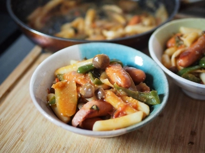 In this recipe, cherry tomatoes take the place of classic tomato puree, with sausage, onion, mushrooms and green pepper in tow, as is tradition. In this recipe, cherry tomatoes take the place of classic tomato puree, with sausage, onion, mushrooms and green pepper in tow, as is tradition.