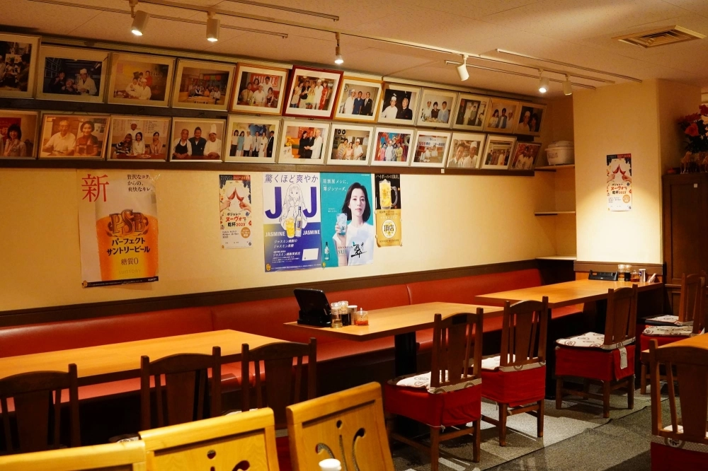 Nihao’s second, larger location is decorated with photos of noteworthy guests along with warm lighting and simple but comfortable furniture.  Nihao’s second, larger location is decorated with photos of noteworthy guests along with warm lighting and simple but comfortable furniture.