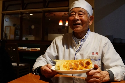 The creator of "hanetsuki gyōza" is Isao Yagi, and his restaurant, Nihao, can be found right on the border of Tokyo and Kawasaki in Ota Ward.  The creator of "hanetsuki gyōza" is Isao Yagi, and his restaurant, Nihao, can be found right on the border of Tokyo and Kawasaki in Ota Ward.