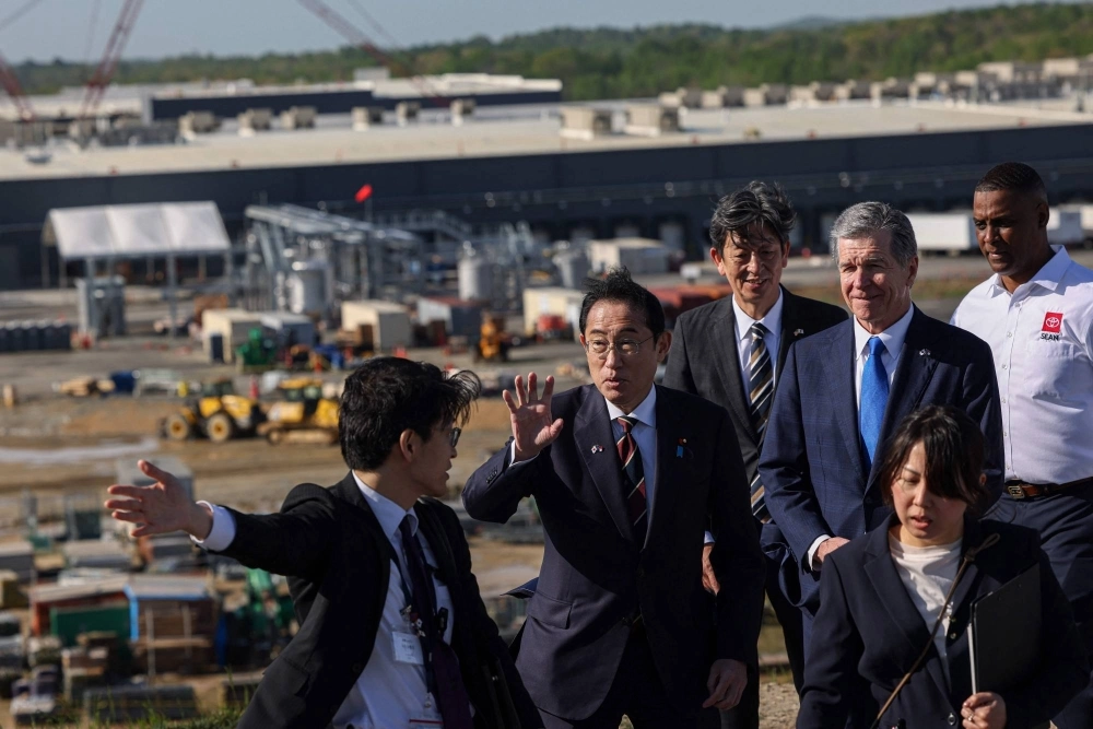 Prime Minister Fumio Kishida tours a new Toyota battery factory in Liberty, North Carolina, with state Gov. Roy Cooper (second from right) on Friday. Prime Minister Fumio Kishida tours a new Toyota battery factory in Liberty, North Carolina, with state Gov. Roy Cooper (second from right) on Friday.
