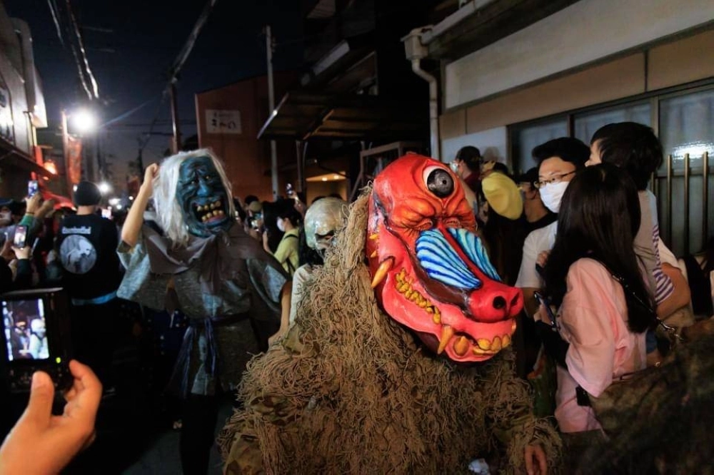 In a Kyoto long past, the "hyakki yagyō" (100 demon night parade) haunted a sleepy corner of Kyoto. Now, one enterprising monster enthusiast has won a small batttle to keep the march alive. In a Kyoto long past, the "hyakki yagyō" (100 demon night parade) haunted a sleepy corner of Kyoto. Now, one enterprising monster enthusiast has won a small batttle to keep the march alive.