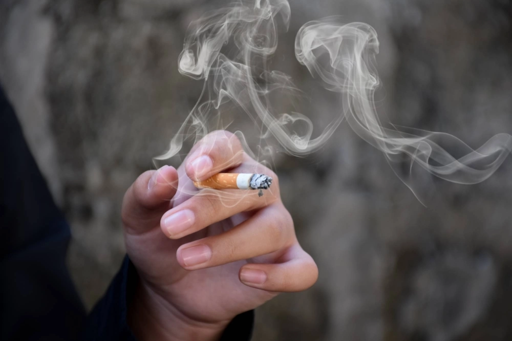 Lung cancer causes about 76,000 deaths in Japan each year, and about 1.8 million deaths worldwide. Lung cancer causes about 76,000 deaths in Japan each year, and about 1.8 million deaths worldwide.