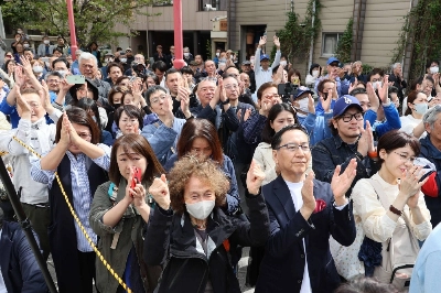 People listen to a campaign speech in Tokyo's Koto Ward on Tuesday. People listen to a campaign speech in Tokyo's Koto Ward on Tuesday.