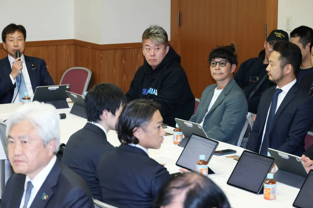 Entrepreneurs Yusaku Maezawa (second from right) and Takafumi Horie (third from right) attend a study session on fake social media ads and investment scams at the Liberal Democratic Party headquarters in Tokyo on April 10. Entrepreneurs Yusaku Maezawa (second from right) and Takafumi Horie (third from right) attend a study session on fake social media ads and investment scams at the Liberal Democratic Party headquarters in Tokyo on April 10.