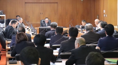 Members of the town assembly of Genkai, Saga Prefecture, discuss on Wednesday whether to accept a survey to examine the town's suitability for hosting a final disposal site for high-level radioactive waste. Members of the town assembly of Genkai, Saga Prefecture, discuss on Wednesday whether to accept a survey to examine the town's suitability for hosting a final disposal site for high-level radioactive waste.