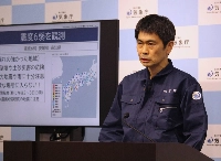 Satoshi Harada from the Meteorological Agency explains about the magnitude 6.6 earthquake during a news conference early Thursday. | Jiji