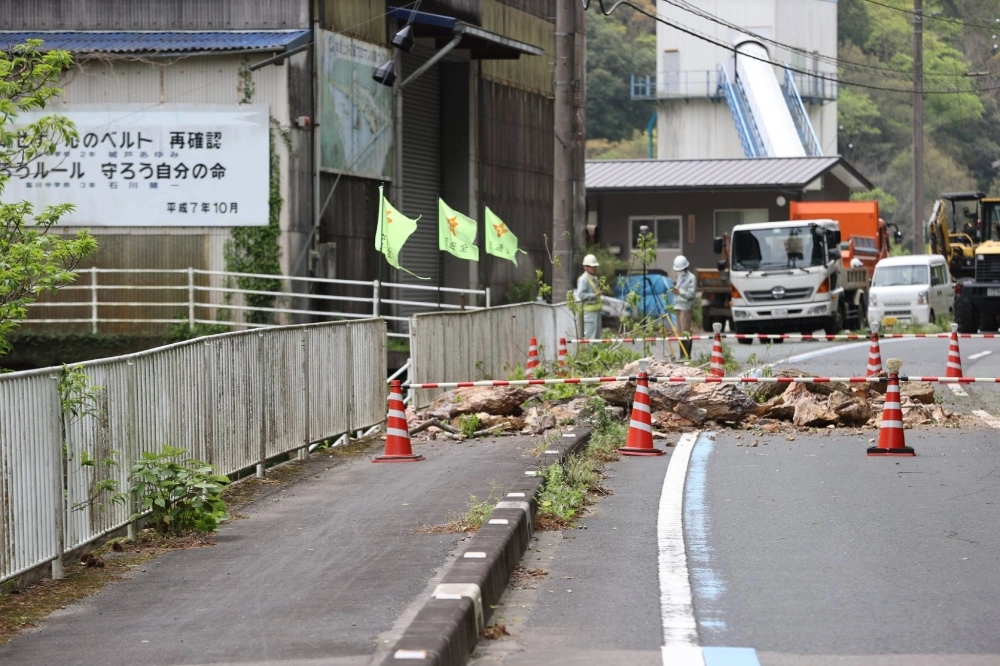 A national road is blocked by fallen rocks on Thursday following a magnitude 6.6 earthquake in Ozu, Ehime Prefecture, the previous day. A national road is blocked by fallen rocks on Thursday following a magnitude 6.6 earthquake in Ozu, Ehime Prefecture, the previous day.