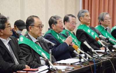 A group of plaintiffs in a lawsuit demanding that they be recognized as Minamata disease patients hold a news conference in Niigata on Thursday following a ruling by the Niigata District Court. A group of plaintiffs in a lawsuit demanding that they be recognized as Minamata disease patients hold a news conference in Niigata on Thursday following a ruling by the Niigata District Court.