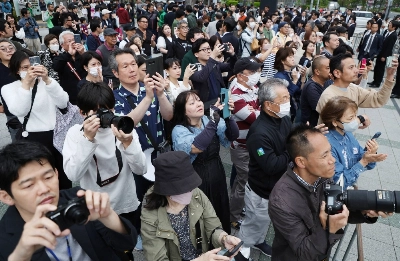 Voters listen to a speech by a candidate for a Lower House seat in the upcoming Tokyo No. 15 district by-election. Voters listen to a speech by a candidate for a Lower House seat in the upcoming Tokyo No. 15 district by-election.