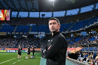 Yokohama F. Marinos coach Harry Kewell watches the AFC Champions League semifinal first-leg soccer match between his team and South Korea's Ulsan Hyundai FC in Ulsan, South Korea, on Wednesday. Yokohama F. Marinos coach Harry Kewell watches the AFC Champions League semifinal first-leg soccer match between his team and South Korea's Ulsan Hyundai FC in Ulsan, South Korea, on Wednesday.