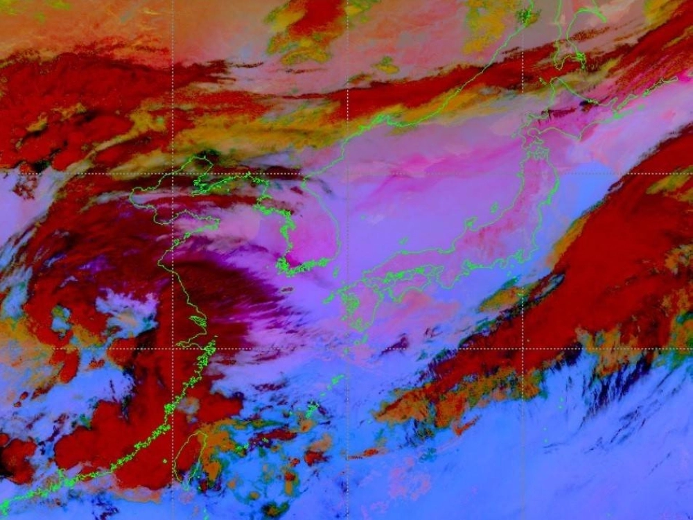 A screenshot of the Meteorological Agency's satellite image of clouds and yellow sand (in pink) on Sunday. A screenshot of the Meteorological Agency's satellite image of clouds and yellow sand (in pink) on Sunday.