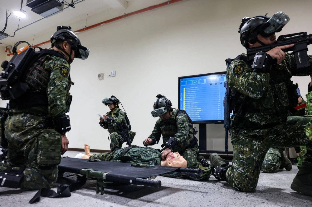Taiwanese soldiers participate in battlefield rescue training in Taipei on Tuesday. Taiwanese soldiers participate in battlefield rescue training in Taipei on Tuesday.