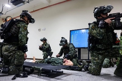 Taiwanese soldiers participate in battlefield rescue training in Taipei on Tuesday. Taiwanese soldiers participate in battlefield rescue training in Taipei on Tuesday.