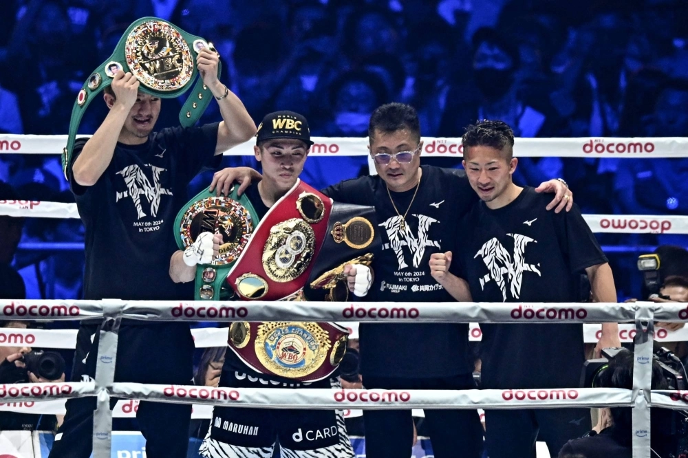 Naoya Inoue (second from left) celebrates after defeating Luis Nery to retain his IBF, WBA, WBC, and WBO super bantamweight titles at Tokyo Dome on Monday. Naoya Inoue (second from left) celebrates after defeating Luis Nery to retain his IBF, WBA, WBC, and WBO super bantamweight titles at Tokyo Dome on Monday.