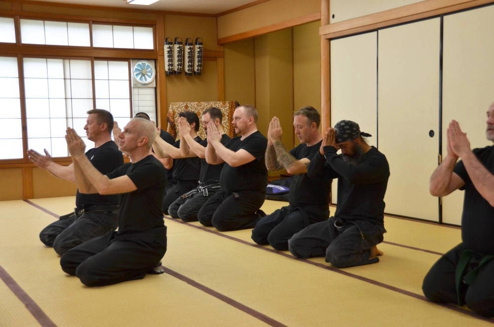 Pete Reynolds (front row, right) has trained for 38 years with the Bujinkan, an organization that teaches skills used by ninja. The American moved to Japan in 2000 and is now a senior instructor at the organization’s dojo in the Nezu neighborhood in Tokyo. Pete Reynolds (front row, right) has trained for 38 years with the Bujinkan, an organization that teaches skills used by ninja. The American moved to Japan in 2000 and is now a senior instructor at the organization’s dojo in the Nezu neighborhood in Tokyo.