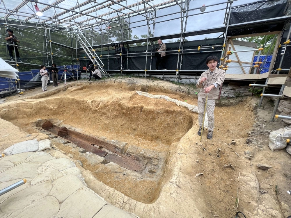 Archaeologists say a 1,600-year-old wooden coffin at the Tomio Maruyama tumulus in the city of Nara was kept in good condition probably because it was protected by a layer of clay and copper ions that had seeped out of the mirrors that were buried together. Archaeologists say a 1,600-year-old wooden coffin at the Tomio Maruyama tumulus in the city of Nara was kept in good condition probably because it was protected by a layer of clay and copper ions that had seeped out of the mirrors that were buried together.