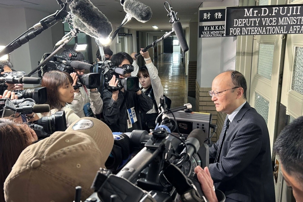 Masato Kanda, vice finance minister for international affairs, speaks to reporters in Tokyo on April 30. Masato Kanda, vice finance minister for international affairs, speaks to reporters in Tokyo on April 30.