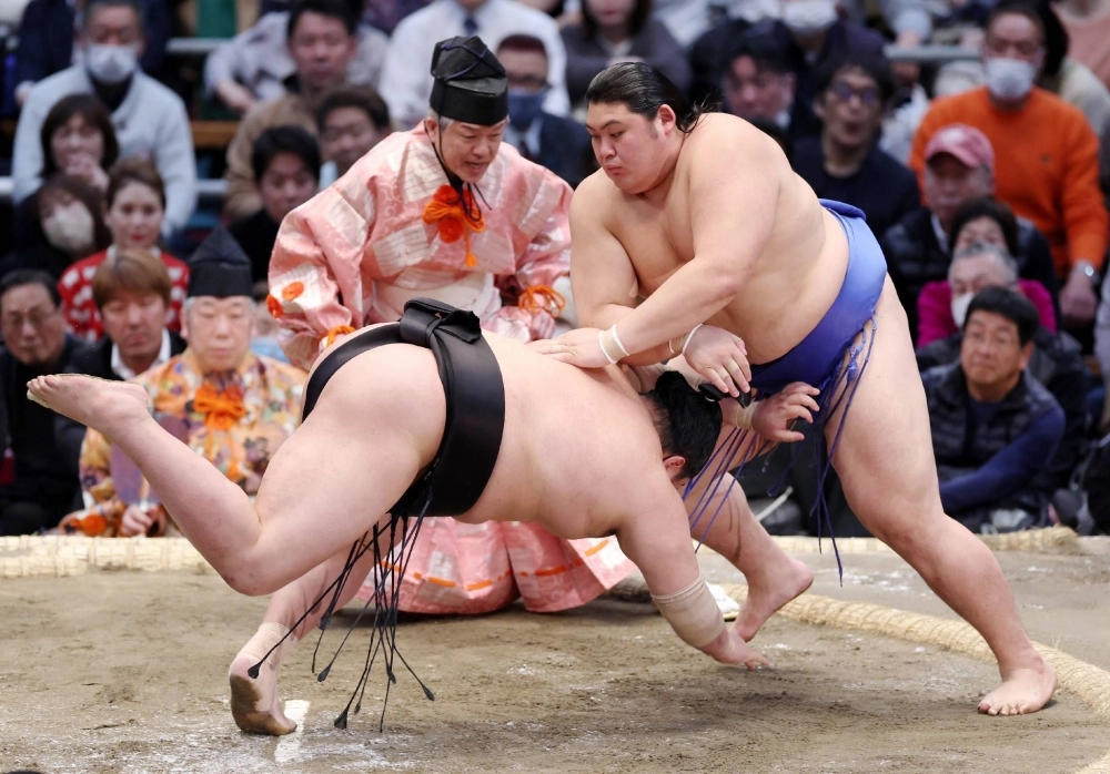 Onosato (right) defeats Abi during their bout at the Spring Grand Sumo Tournament in Osaka in March. Onosato (right) defeats Abi during their bout at the Spring Grand Sumo Tournament in Osaka in March.