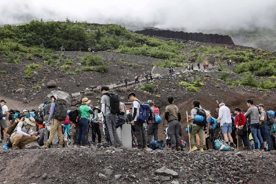 Visitors climb the slopes of Mount Fuji, Japan's highest peak at 3,776 meters. From May 20, climbers will have access to a new online booking system for Mount Fuji's most popular Yoshida trail in Yamanashi Prefecture. Visitors climb the slopes of Mount Fuji, Japan's highest peak at 3,776 meters. From May 20, climbers will have access to a new online booking system for Mount Fuji's most popular Yoshida trail in Yamanashi Prefecture.