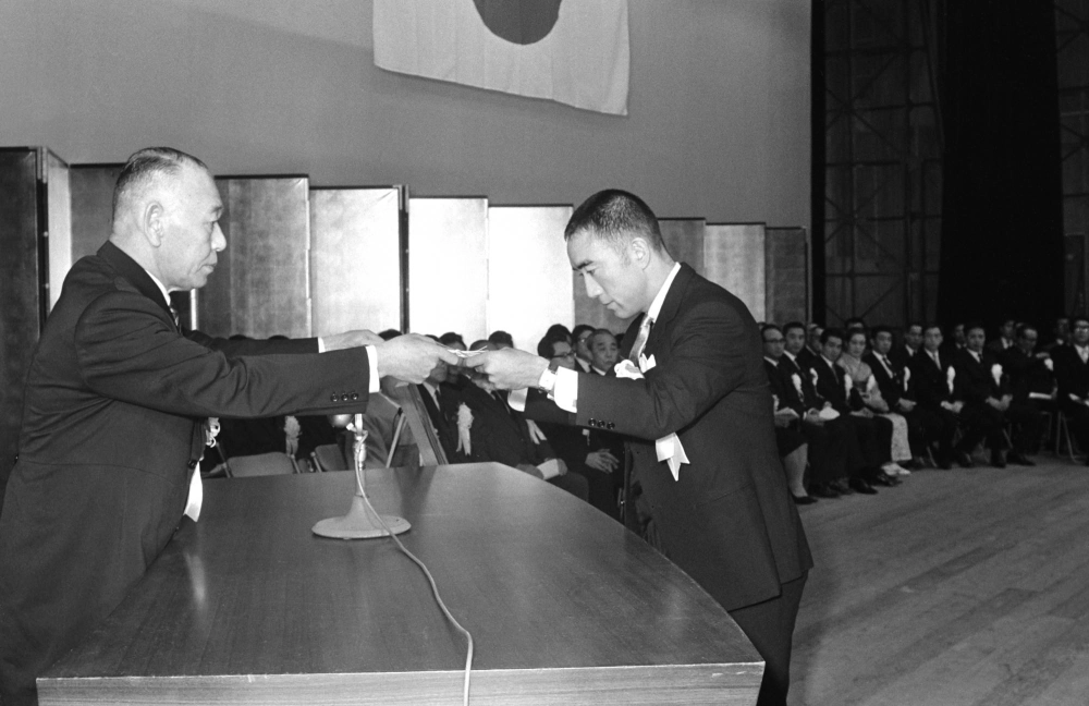 Author Yukio Mishima accepts the Arts Festival Award in the drama category at the 20th Arts Festival Award Ceremony on Jan. 22, 1966. Author Yukio Mishima accepts the Arts Festival Award in the drama category at the 20th Arts Festival Award Ceremony on Jan. 22, 1966.