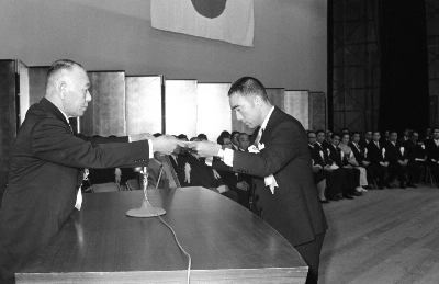 Author Yukio Mishima accepts the Arts Festival Award in the drama category at the 20th Arts Festival Award Ceremony on Jan. 22, 1966. Author Yukio Mishima accepts the Arts Festival Award in the drama category at the 20th Arts Festival Award Ceremony on Jan. 22, 1966.