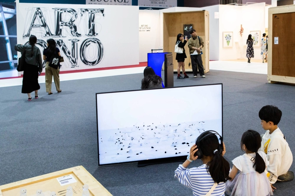 Art OnO, which took place from April 19 to 21 in Seoul, featured a modest number of 36 participating galleries from 15 countries. Art OnO, which took place from April 19 to 21 in Seoul, featured a modest number of 36 participating galleries from 15 countries.