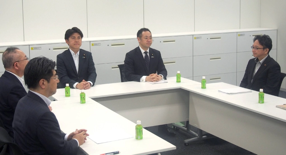 The Liberal Democratic Party and Komeito discuss the bill for the revision of the political funds control law in Tokyo on Wednesday.  The Liberal Democratic Party and Komeito discuss the bill for the revision of the political funds control law in Tokyo on Wednesday.
