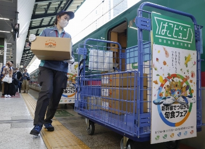 A worker unloads packages from a shinkansen at JR Tokyo Station on Friday. A worker unloads packages from a shinkansen at JR Tokyo Station on Friday.