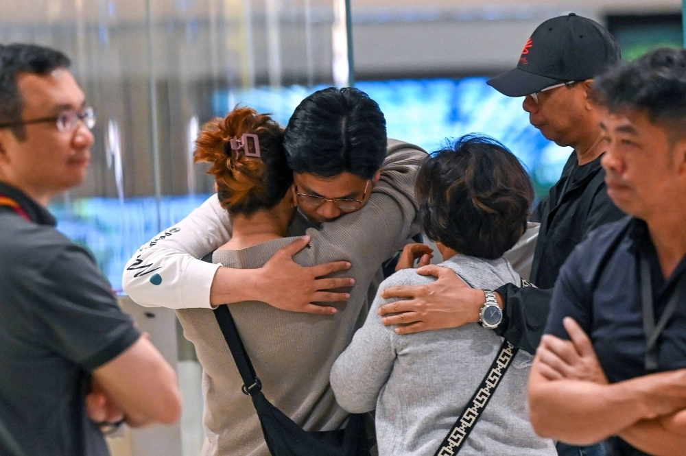 Passengers of Singapore Airlines flight SQ321 from London to Singapore, which made an emergency landing in Bangkok, greet family members upon arrival at Changi Airport in Singapore on Wednesday.  Passengers of Singapore Airlines flight SQ321 from London to Singapore, which made an emergency landing in Bangkok, greet family members upon arrival at Changi Airport in Singapore on Wednesday.