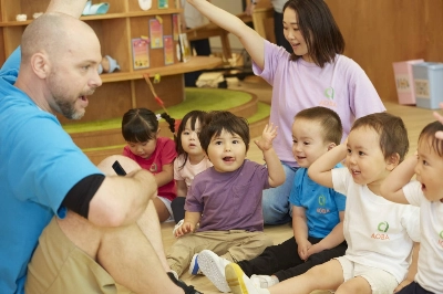 The Japanese government updated its English education guidelines in 2017 to emphasize communication over grammar and memorization. Public school teachers are incredibly busy, however, which means schools haven’t been able to implement changes uniformly. Private and alternative schools are attempting to remedy this. The Japanese government updated its English education guidelines in 2017 to emphasize communication over grammar and memorization. Public school teachers are incredibly busy, however, which means schools haven’t been able to implement changes uniformly. Private and alternative schools are attempting to remedy this.