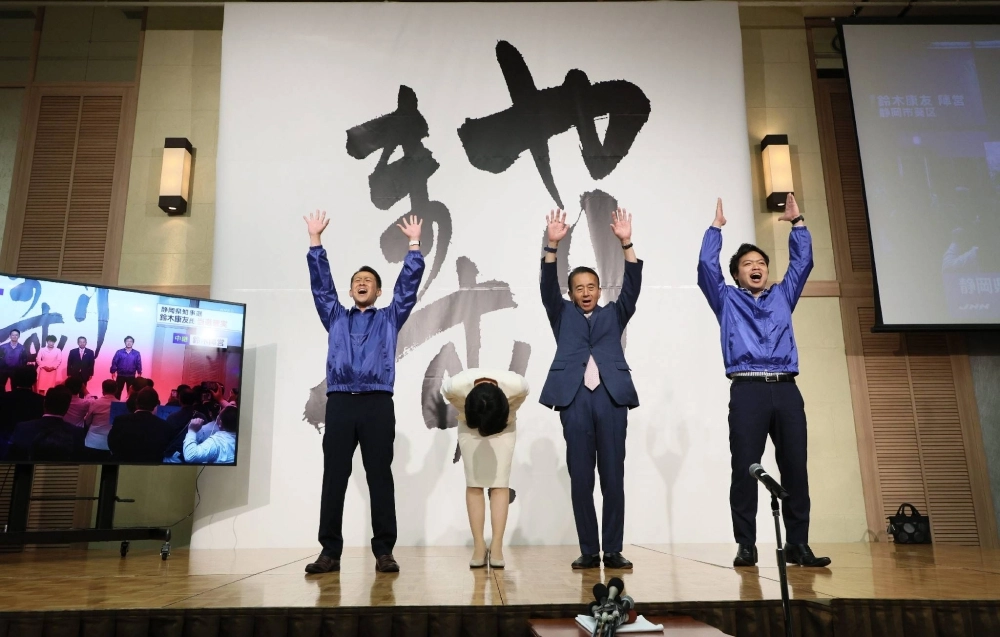 Yasutomo Suzuki (second from right) celebrates in the city of Shizuoka on Sunday after being elected governor of Shizuoka Prefecture. Yasutomo Suzuki (second from right) celebrates in the city of Shizuoka on Sunday after being elected governor of Shizuoka Prefecture.