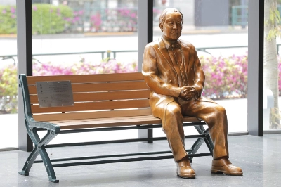 The Kabuto One commercial facility in Tokyo's Kabutocho district features a life-size golden figure of Eiichi Shibusawa, who is known as the father of Japanese capitalism. The Kabuto One commercial facility in Tokyo's Kabutocho district features a life-size golden figure of Eiichi Shibusawa, who is known as the father of Japanese capitalism.