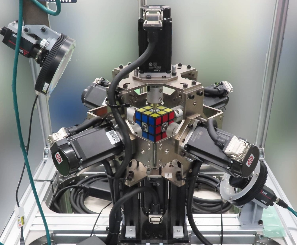 Mitsubishi Electric's TOKUI Fast Accurate Synchronized Motion Testing Robot solves a Rubik's Cube Mitsubishi Electric's TOKUI Fast Accurate Synchronized Motion Testing Robot solves a Rubik's Cube