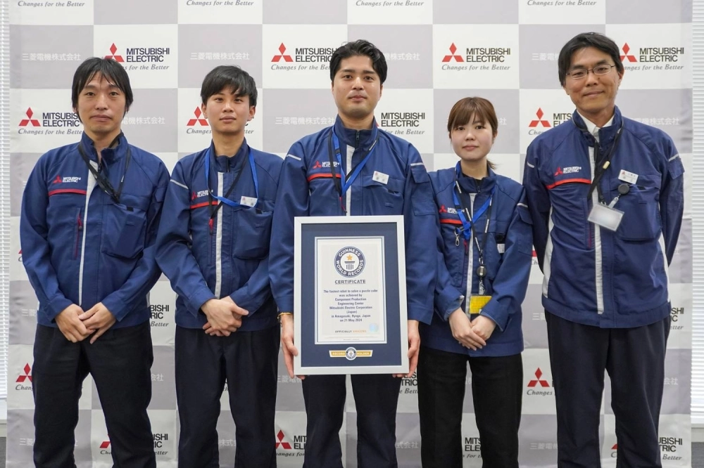 The Mitsubishi Electric project team poses with their Guinness World Records certificate in Hyogo Prefecture. The Mitsubishi Electric project team poses with their Guinness World Records certificate in Hyogo Prefecture.