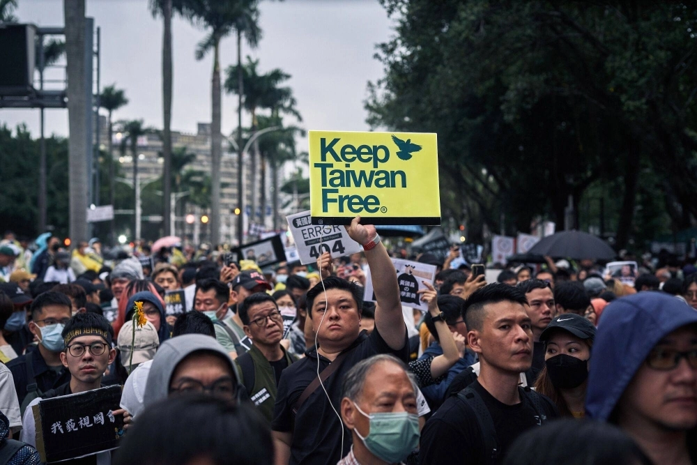 A protester holds a sign reading "Keep Taiwan Free" during a demonstration outside the Legislative Yuan in Taipei on Tuesday. A protester holds a sign reading "Keep Taiwan Free" during a demonstration outside the Legislative Yuan in Taipei on Tuesday.