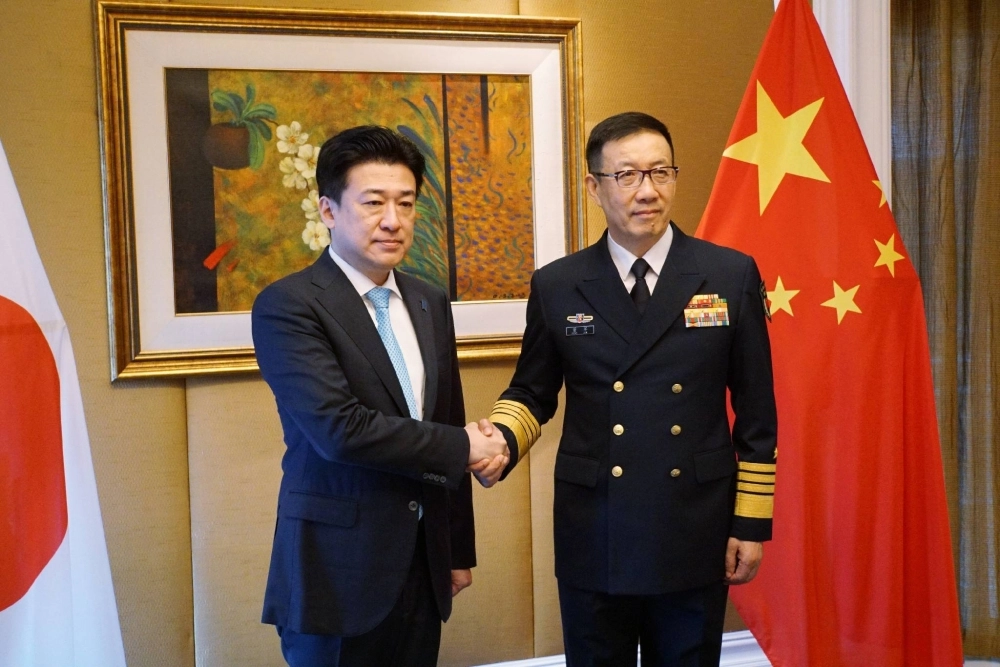 Japanese Defense Minister Minoru Kihara (left) shakes hands with Chinese defense chief Dong Jun on the sidelines of the Shangri-La Dialogue security conference in Singapore on Saturday. Japanese Defense Minister Minoru Kihara (left) shakes hands with Chinese defense chief Dong Jun on the sidelines of the Shangri-La Dialogue security conference in Singapore on Saturday.