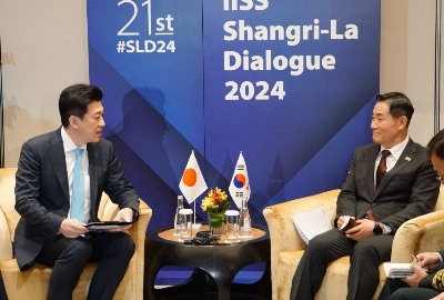 Defense Minister Minoru Kihara and his South Korean counterpart, Shin Won-sik, meet on the sidelines of the Shangri-La Dialogue security conference in Singapore on Saturday. Defense Minister Minoru Kihara and his South Korean counterpart, Shin Won-sik, meet on the sidelines of the Shangri-La Dialogue security conference in Singapore on Saturday.