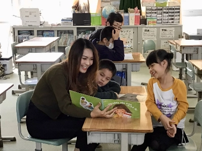 Hyappu Ishikawa (left) attends to children at the "Karafuru" Japanese language school in Nishio, Aichi Prefecture, in April. Hyappu Ishikawa (left) attends to children at the "Karafuru" Japanese language school in Nishio, Aichi Prefecture, in April.
