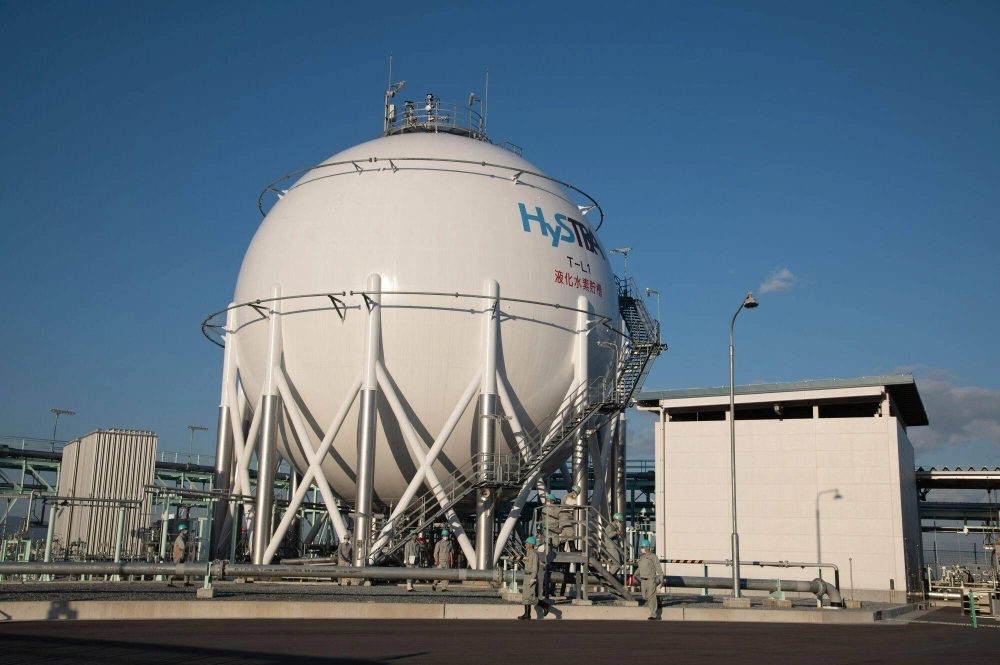 A hydrogen storage tank and loading system at a liquefied hydrogen receiving terminal in Kobe. Japan and the European Union have agreed to work together on policies related to clean hydrogen. A hydrogen storage tank and loading system at a liquefied hydrogen receiving terminal in Kobe. Japan and the European Union have agreed to work together on policies related to clean hydrogen.