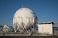 A hydrogen storage tank and loading system at a liquefied hydrogen receiving terminal in Kobe. Japan and the European Union have agreed to work together on policies related to clean hydrogen. | Bloomberg