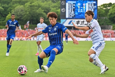 Machida Zelvia's Yu Hirakawa (center) is challenged by Albirex Niigata's Yuto Horigome during the two teams' J. League clash at Machida Gion Stadium in Machida, Tokyo, on Saturday. Machida Zelvia's Yu Hirakawa (center) is challenged by Albirex Niigata's Yuto Horigome during the two teams' J. League clash at Machida Gion Stadium in Machida, Tokyo, on Saturday.