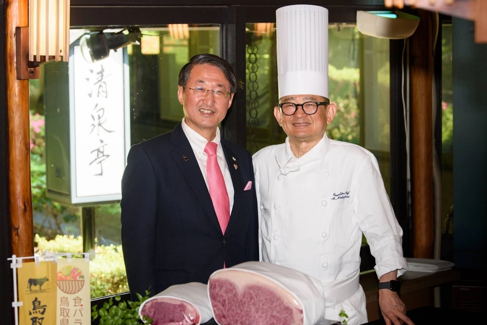 Tottori Gov. Shinji Hirai (left) with Shinsuke Nakajima, executive chef at the Hotel New Otani Tokyo Tottori Gov. Shinji Hirai (left) with Shinsuke Nakajima, executive chef at the Hotel New Otani Tokyo