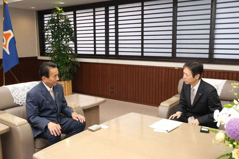 Shizuoka Gov. Yasutomo Suzuki (left) meets with JR Central President Shunsuke Niwa in the city of Shizuoka on June 5. Shizuoka Gov. Yasutomo Suzuki (left) meets with JR Central President Shunsuke Niwa in the city of Shizuoka on June 5.