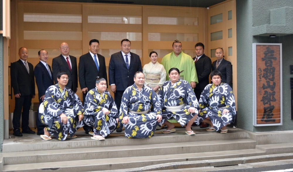 Otowayama stable wrestlers in front of their stable. It may come as a surprise to some, but the use of ring names between wrestlers in the same stable isn’t all that common. Otowayama stable wrestlers in front of their stable. It may come as a surprise to some, but the use of ring names between wrestlers in the same stable isn’t all that common.
